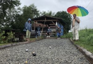 match serré, sous une pluie fine et régulière