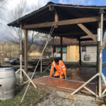 19 mars: nouveau plancher pour le couvert de la buvette